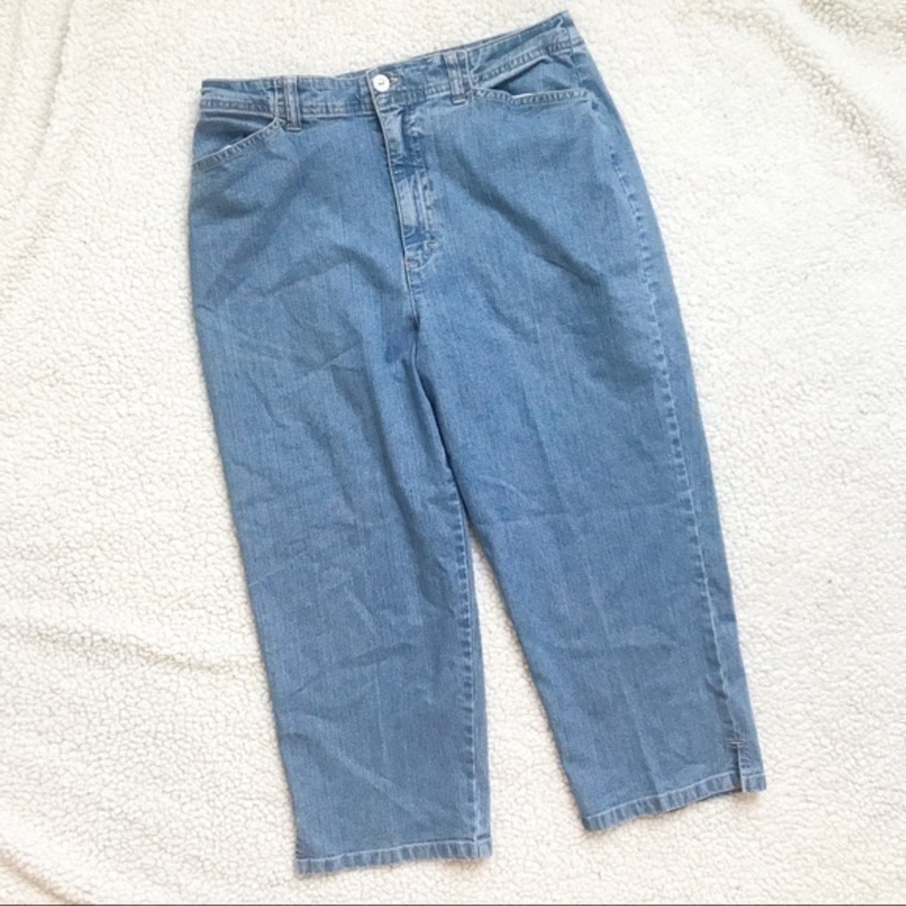 Gloria Vanderbilt mom cutoffs, 10
